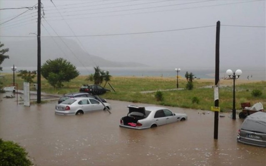 Πλημμύρισαν περιοχές στη Σιθωνία Χαλκιδικής από τις έντονες βροχοπτώσεις - Κινδύνευσαν δύο γυναίκες