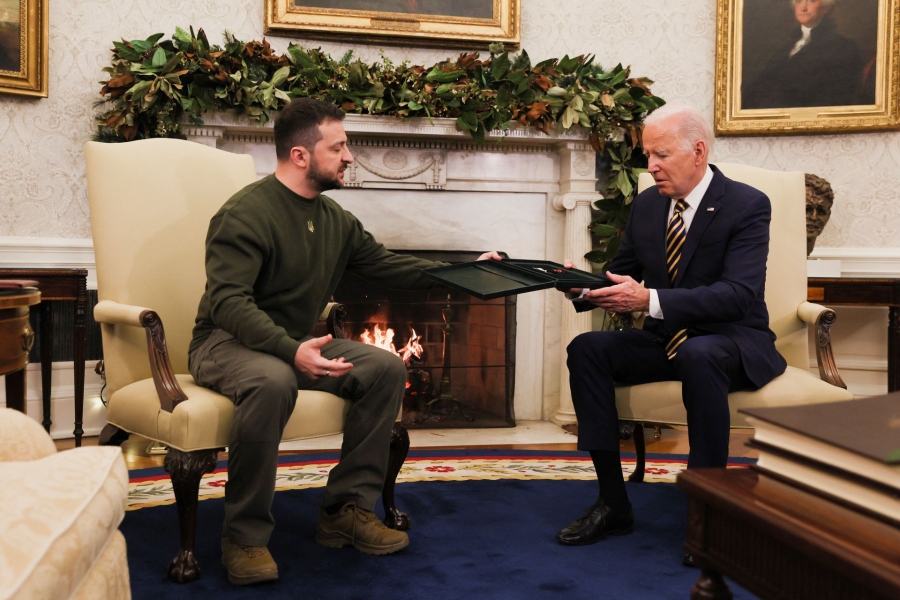 O Zelensky προσέφερε στρατιωτικό μετάλλιο στον Biden για την …απλόχερη οικονομική στήριξη των Δημοκρατικών