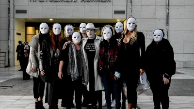 Φίλες της Ιωάννας φόρεσαν μάσκες – «Να βρουν ελπίδα στο πρόσωπό μου όλα τα θύματα βίας»