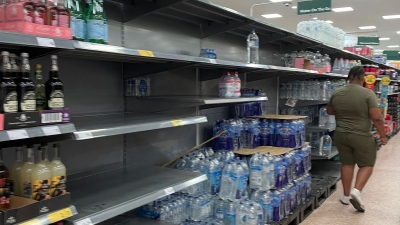 Το «νερό - νεράκι» λένε οι Βρετανοί και αδειάζουν τα ράφια από εμφιαλωμένο νερό, λόγω ξηρασίας