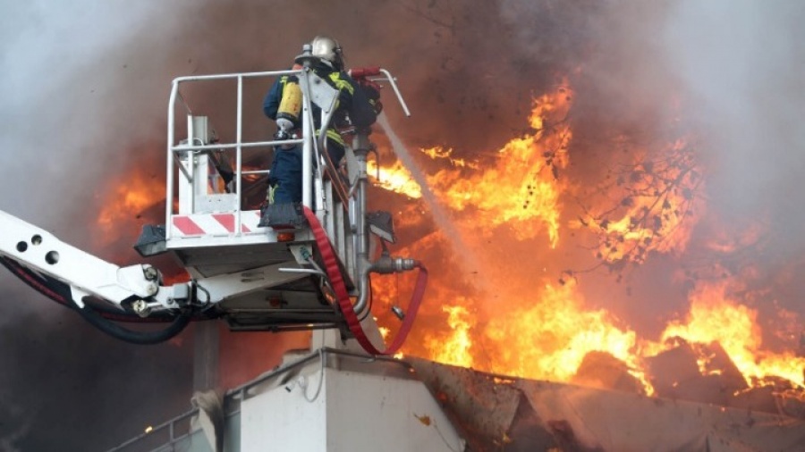 Σοβαρές ζημιές από την πυρκαγιά στο πολυκατάστημα στον Χολαργό – Έρευνα για τα αίτια της φωτιάς