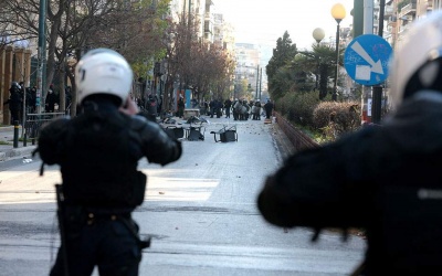 Τα ΜΑΤ μπήκαν στην ΑΣΟΕΕ