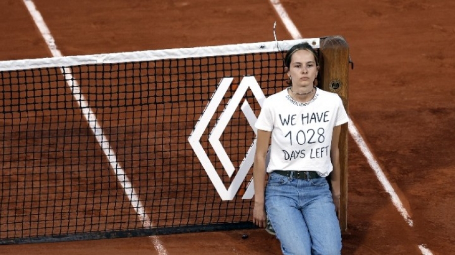 Διαδηλώτρια διέκοψε τον δεύτερο ημιτελικό του Ρολάν Γκαρός