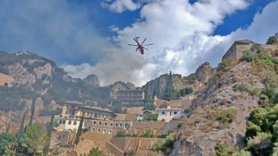 Μαίνεται η πυρκαγιά στο Άγιον Όρος - Στη μάχη πυροσβεστικά αεροπλάνα και ελικόπτερα - Δεν κινδυνεύουν μοναστήρια