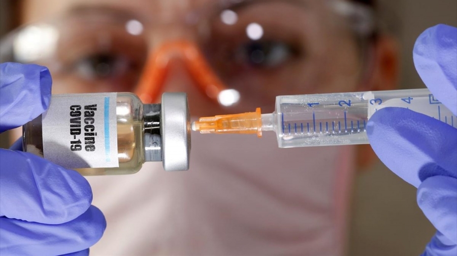 Οδηγίες για τη γ' δόση - Τι θα κάνουν οι νοσήσαντες και όσοι εμβολιάστηκαν με AstraZeneca ή J&J
