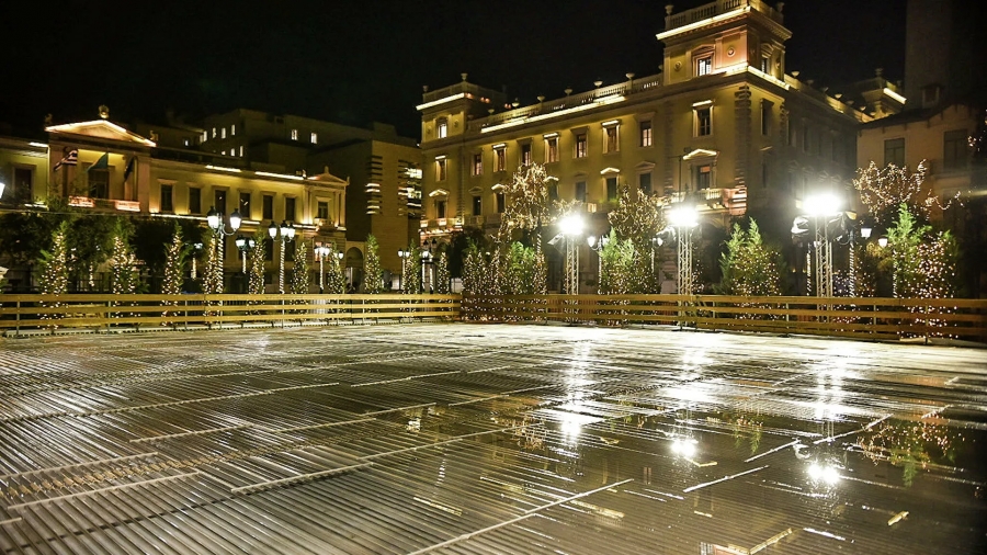 Ανοίγει αύριο (14/12) το παγοδρόμιο στην Πλατεία Κοτζιά - Τι ισχύει με είσοδο, κρατήσεις και μέτρα για τον κορωνοϊό