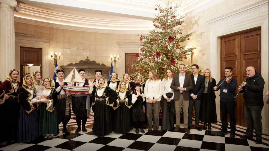 Μαξίμου: Τα Κάλαντα των Χριστουγέννων έψαλαν στον Μητσοτάκη
