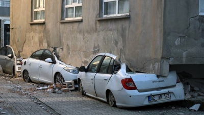 Σεισμός - Τουρκία: Κτήριο επικάθισε επάνω σε αυτοκίνητα - Η viral φωτογραφία