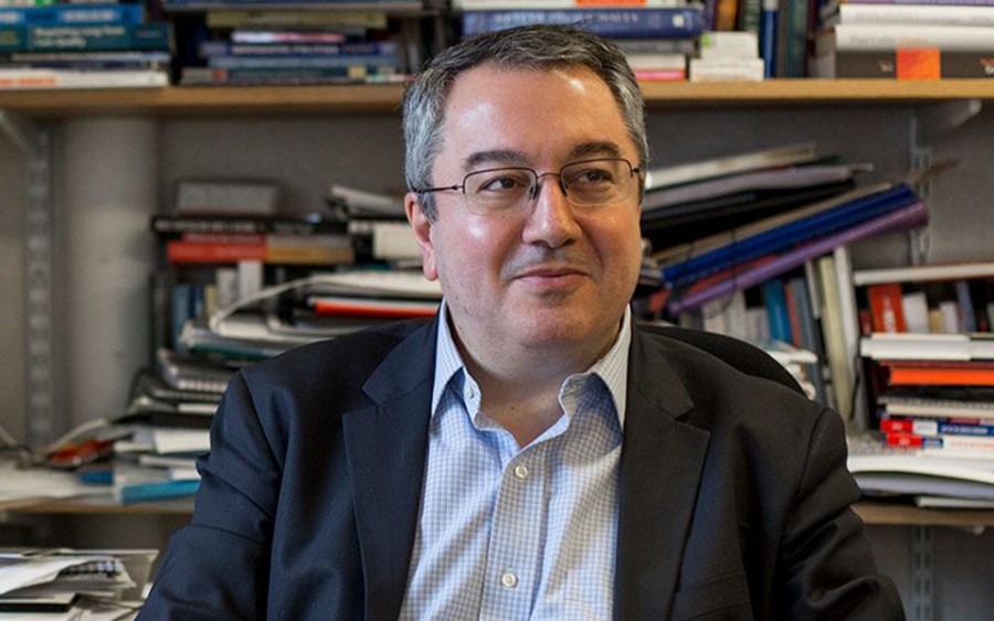 Μόσιαλος (καθηγητής LSE): Kίνδυνος πλέον η διασπορά του ιού σε κλειστούς χώρους