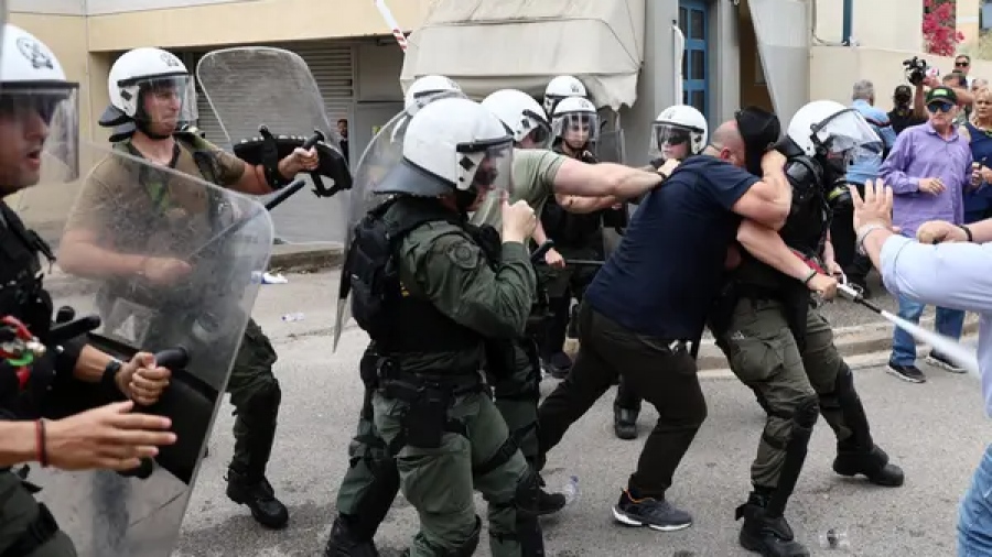 Χάος στο υπουργείο Μεταφορών - Tαξιτζήδες Vs ΜΑT - Έπεσαν χημικά