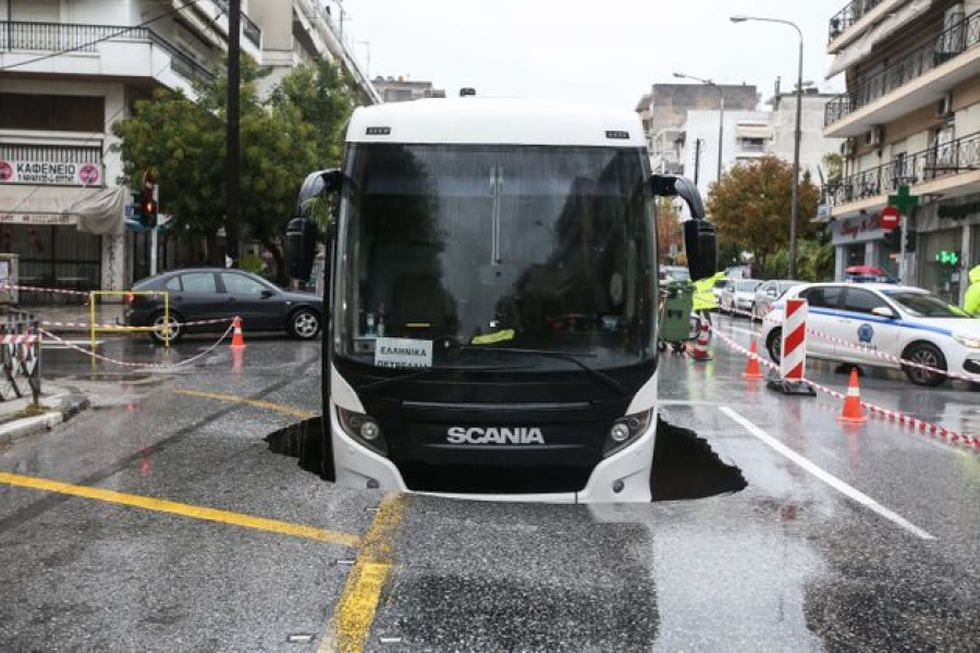 Θεσσαλονίκη: Γερανός σήκωσε το λεωφορείο που το κατάπιε ο δρόμος