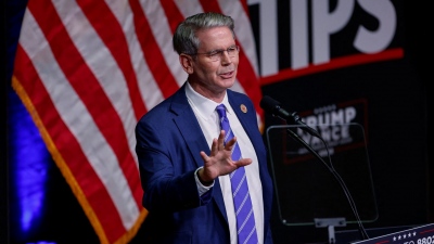 Ο Bessent (Αμερικανός ΥΠΟΙΚ) διασκεδάζει τις εντυπώσεις: Τσακωνόμαστε στα αποδυτήρια, αλλά στο γήπεδο τα «δίνουμε όλα»