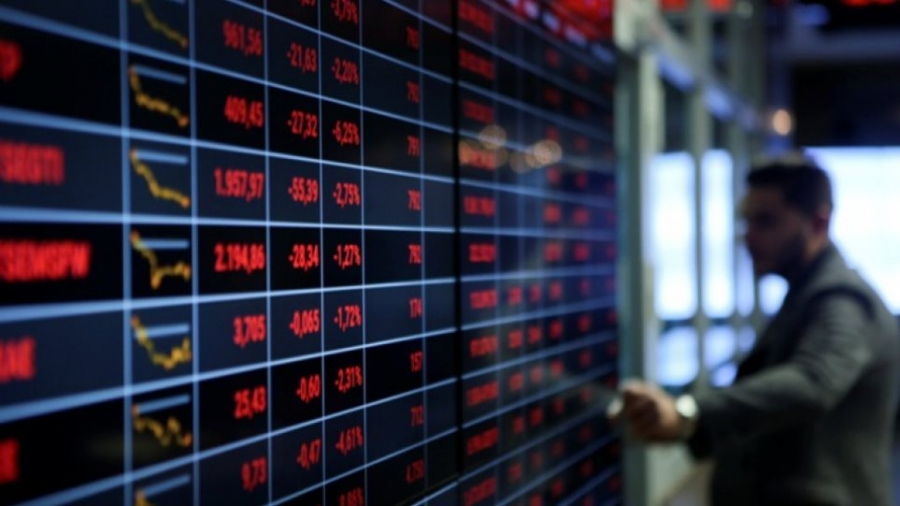 Λίγο μετά το άνοιγμα του ΧΑ – Ήπια υποχώρηση με χαμηλό τζίρο και το βλέμμα στο εξωτερικό