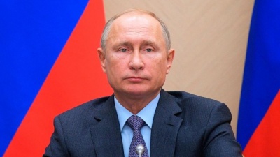 O Putin γονατίζει και φιλά το χέρι νεαρής μπαλαρίνας