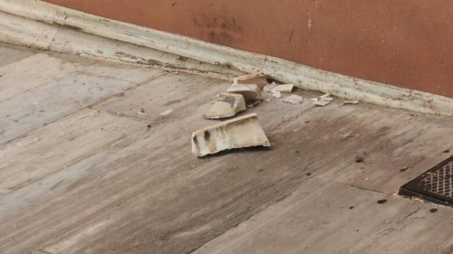 Η κακοκαιρία «χτύπησε» και τη Βουλή - Εισροή υδάτων και πτώση μαρμάρων στο περιστύλιο