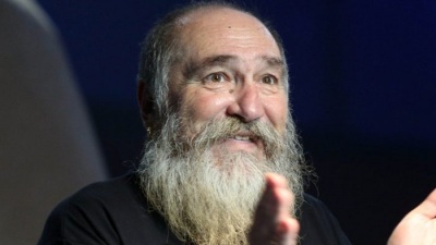 Απεβίωσε από ανακοπή καρδιάς ο γνωστός καλλιτέχνης Τζίμης Πανούσης