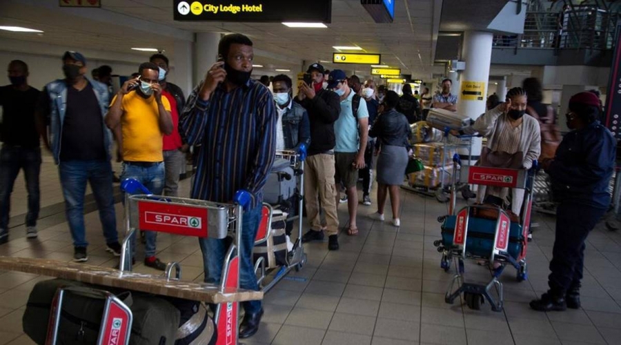 Νότιος Αφρική: Εκατοντάδες ταξιδιώτες αναζητούν μια θέση σε αεροπλάνο πριν σταματήσουν οι πτήσεις