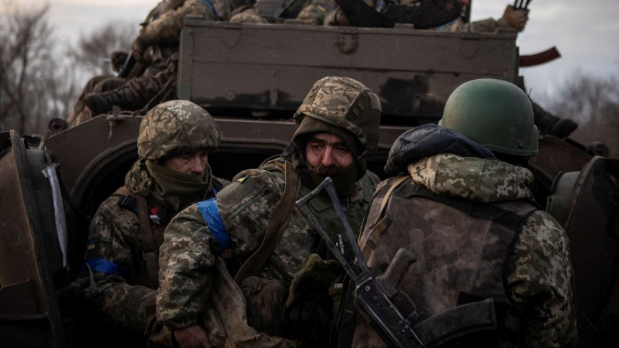 Φρικώδες έγκλημα πολέμου - Ουκρανός στρατιώτης σκότωσε απρόκλητα άοπλη γυναίκα στο Pokrovsk (vid)