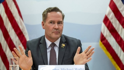 Σοκ με πρωτοφανή δήλωση Waltz (Πρέσβης ΗΠΑ): Ο βομβαρδισμός γεφυρών και ενέργειας στο Ιράν δεν είναι έγκλημα πολέμου