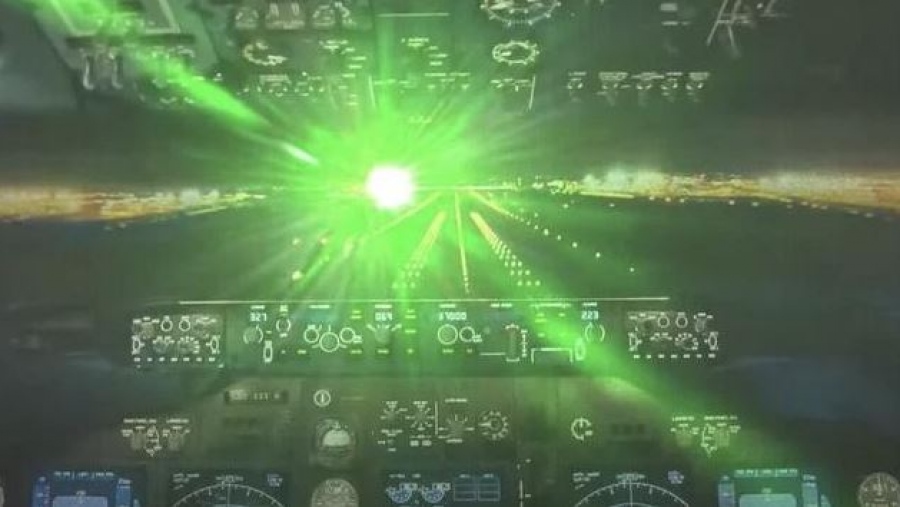 «Διψούν για αίμα οι Antifa» - Οργανώνουν επιθέσεις με λέιζερ κατά αστυνομικών ελικοπτέρων στο Portland