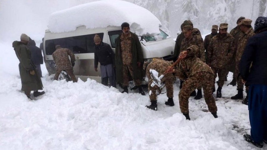 Πακιστάν: Τουλάχιστον 21 άνθρωποι έχασαν τη ζωή τους εγκλωβισμένοι στα οχήματά τους από χιονοθύελλα