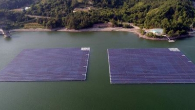 Περιβαλλοντικό «μπλόκο» από Σκρέκα στο πλωτό φωτοβολταϊκό στη λίμνη Πουρναρίου