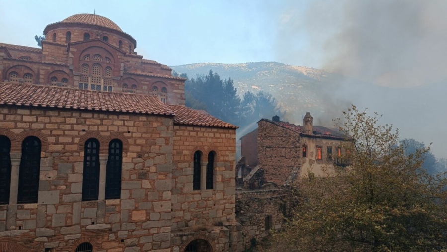 Η Ελλάδα στις φλόγες – Καίγεται η ιστορική μονή του Οσίου Λουκά στη Βοιωτία
