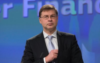 Dombrovskis: Το ιταλικό δημόσιο χρέος αποτελεί μεγάλο κόστος για την οικονομία