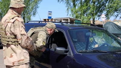 Άρωμα εξέγερσης στην Οδησσό - Πολίτες καταστρέφουν όχημα της στρατολογίας (vid)