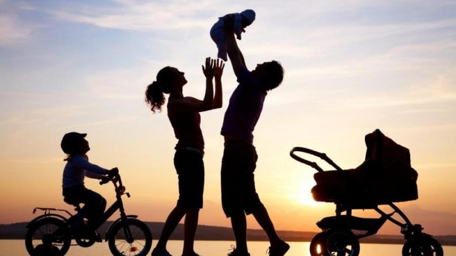 Η Δύση καταρρέει - Οικογένειες μεταναστεύουν στη Ρωσία για να ζήσουν σε μια παραδοσιακή κοινωνία μακριά από τη ΛΟΑΤΚΙ ατζέντα