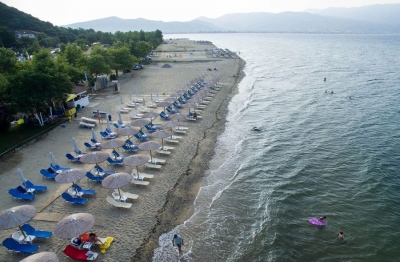 «Βροχή» παραβάσεων στις ελληνικές παραλίες: Πρόστιμα άνω των 390.000 ευρώ και λουκέτα σε Ρόδο, Κέρκυρα, Σκιάθο και Καβάλα