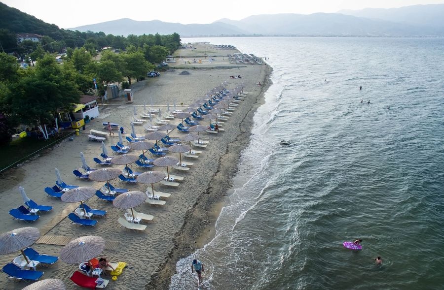 «Βροχή» παραβάσεων στις ελληνικές παραλίες: Πρόστιμα άνω των 390.000 ευρώ και λουκέτα σε Ρόδο, Κέρκυρα, Σκιάθο και Καβάλα