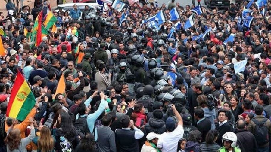 Βολιβία: Νέα επεισόδια στη Λα Πας - Tο Κογκρέσο συζητά νέες εκλογές