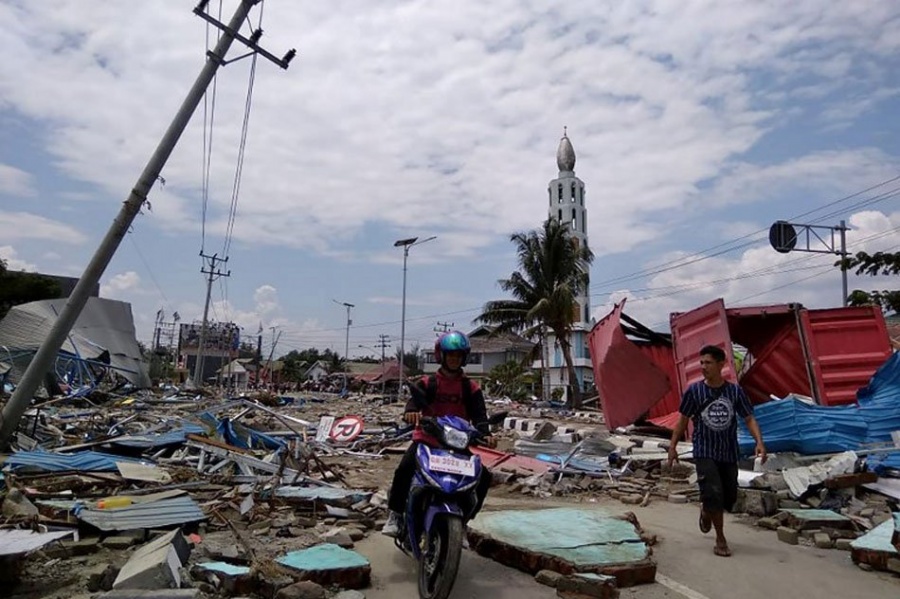 Ινδονησία: Τους 1.203 έφτασαν τα θύματα της εθνικής τραγωδίας από το σεισμό των 7,7 ρίχτερ και το τσουνάμι