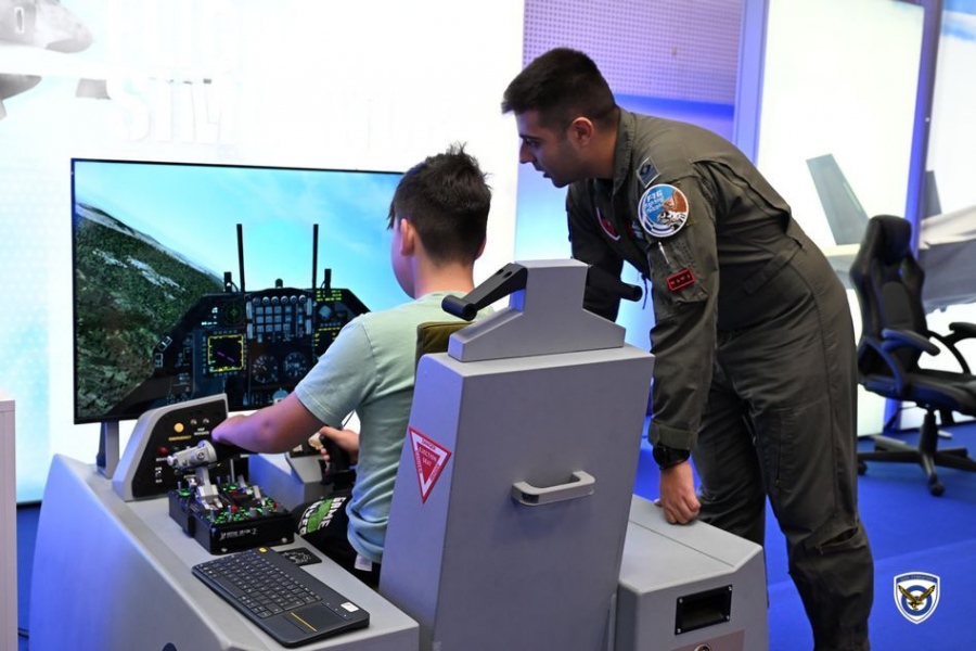 Η Πολεμική Αεροπορία γιορτάζει στο Μετρό του Συντάγματος – Παρουσιάσεις και προσομοιωτές F-16 και F-35 – Χαμός από παιδιά