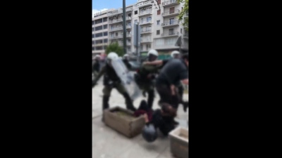 Σοκ αστυνομικής βίας στο Κέντρο - Γυναίκα χτύπησε με το κεφάλι σε ζαρντινιέρα μετά από κλωτσιά άνδρα των ΜΑΤ (vid)
