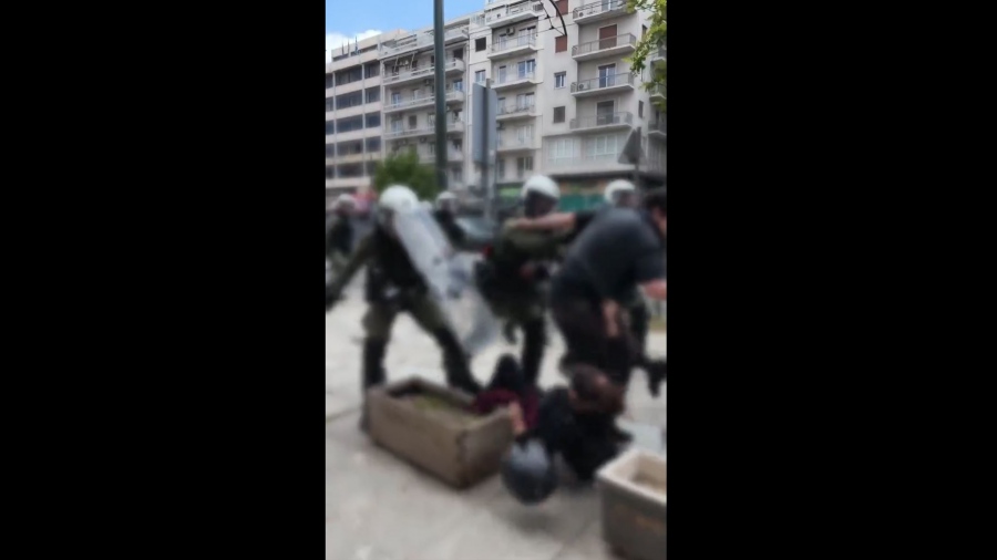 Σοκ αστυνομικής βίας στο Κέντρο - Γυναίκα χτύπησε με το κεφάλι σε ζαρντινιέρα μετά από κλωτσιά άνδρα των ΜΑΤ (vid)