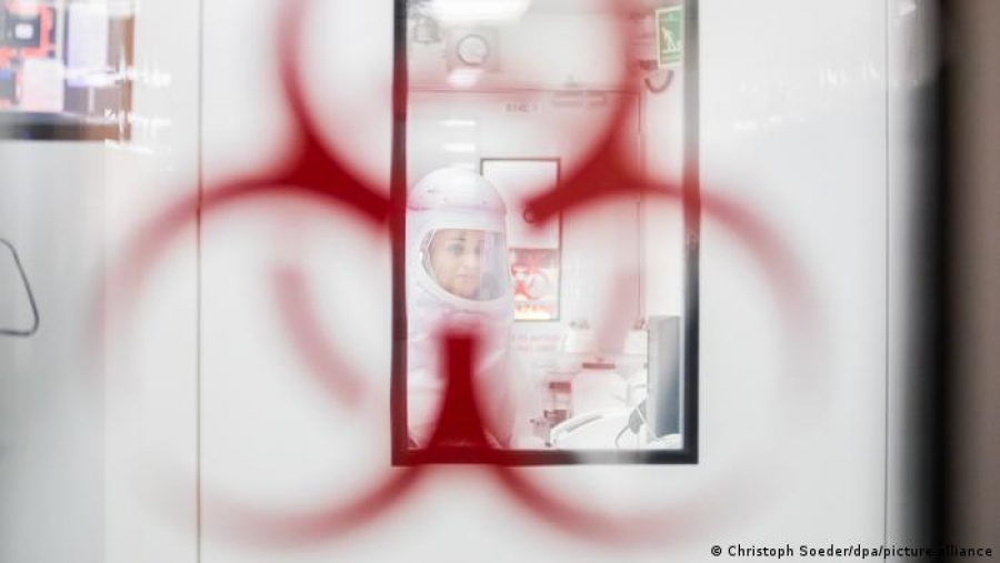 Guardian: Οι οκτώ ερωτήσεις και απαντήσεις των ειδικών που ανησυχούν για την μετάλλαξη Omicron