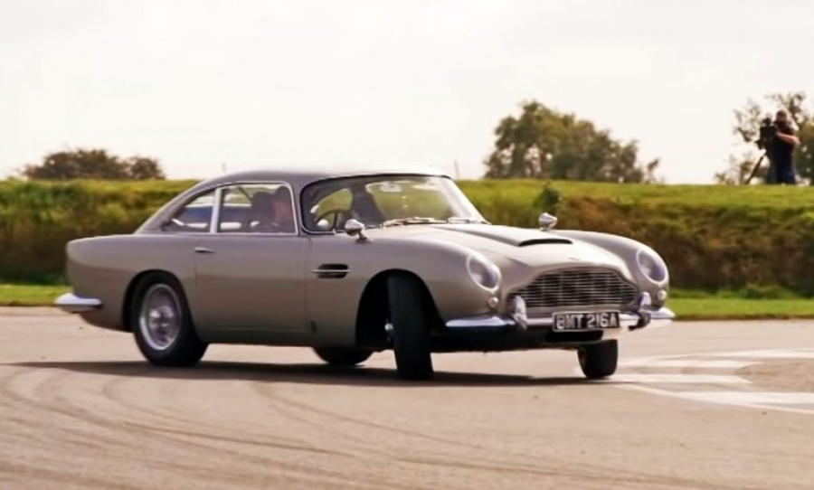 Η Aston Martin DB5 του James Bond κάνει drift στην πίστα