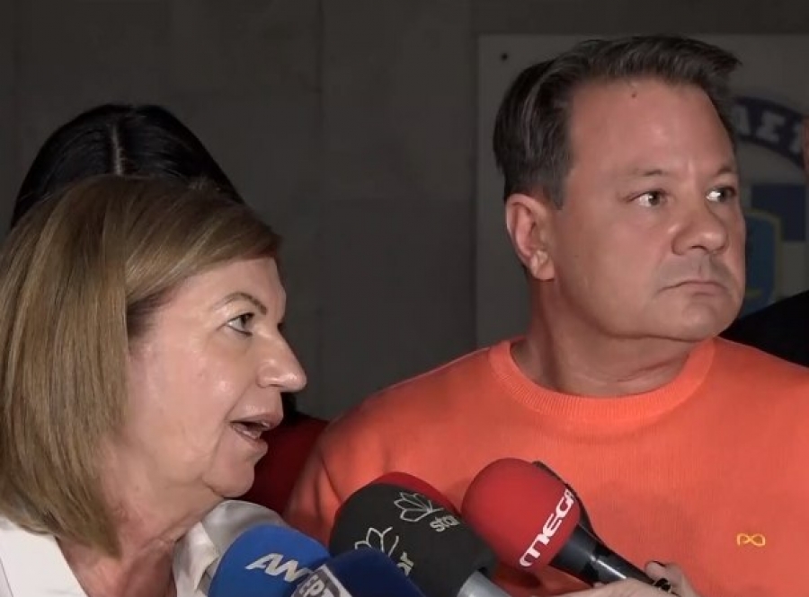 Υπόθεση Κολωνού: Η μητέρα της 12χρονης απειλεί να αυτοκτονήσει λένε οι δικηγόροι της – Πώς εξηγεί τα τραπεζικά εμβάσματα