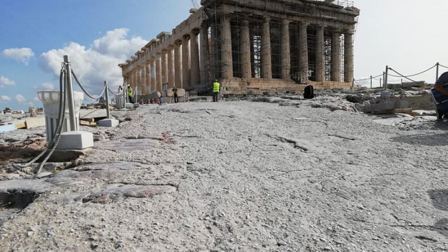 Μενδώνη: Πινακίδα με τα ονόματα των Μανώλη Γλέζου - Απόστολου Σάντα στην Ακρόπολη