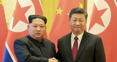 Στην Κίνα ο Kim Jong Un - Ζητά από τις ΗΠΑ να χαλαρώσουν τις κυρώσεις κατά της Β. Κορέας
