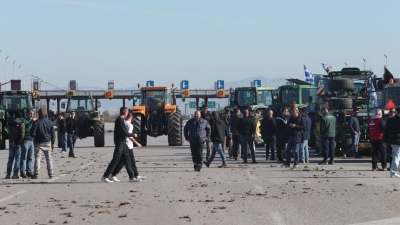 Αποφασισμένοι οι αγρότες – Μπλόκα μέχρι τα Χριστούγεννα, εισηγήσεις για κλείσιμο λιμανιών μετά τους δρόμους