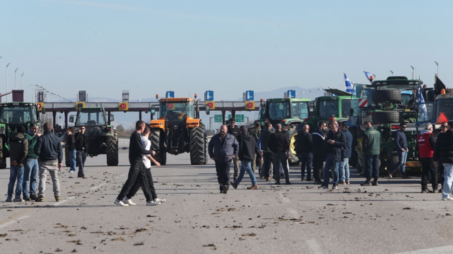 Αποφασισμένοι οι αγρότες – Μπλόκα μέχρι τα Χριστούγεννα, εισηγήσεις για κλείσιμο λιμανιών μετά τους δρόμους