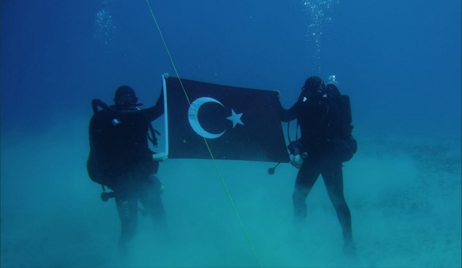 Νέο σόου από την Άγκυρα - Τούρκοι κομάντος κράτησαν την τουρκική σημαία στο βυθό της Σούδας