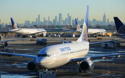 ΗΠΑ: Έκλεισε το αεροδρόμιο του Νιούαρκ, καθώς αεροσκάφος της United Airlines βγήκε εκτός διοδρόμου