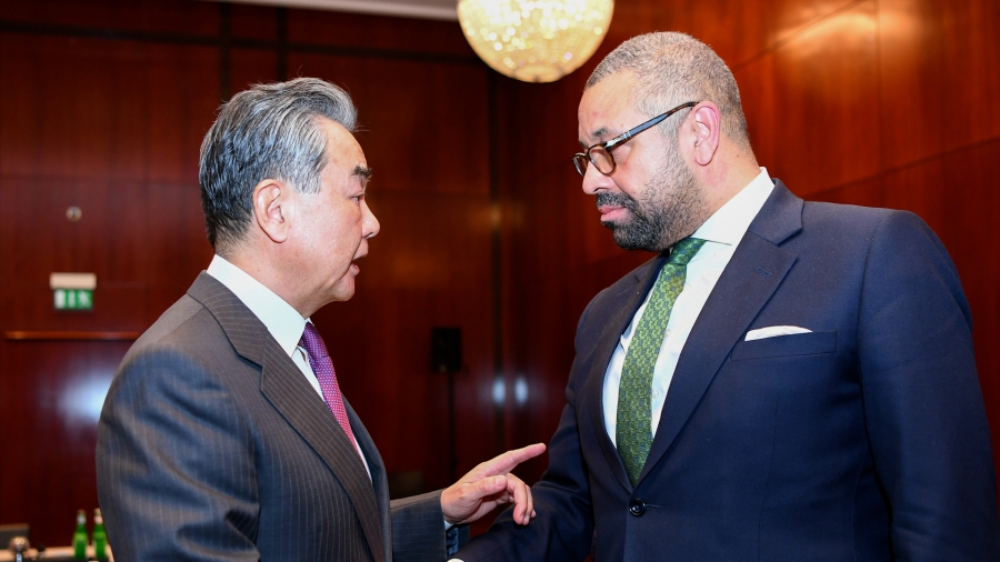 Διάσκεψη Μονάχου - Wang και Cleverly συζήτησαν την προώθηση υγιών διμερών σχέσεων Κίνας- Βρετανίας, χωρίς παρεμβάσεις