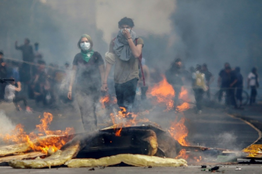 Ντόμινο κοινωνικών αναταραχών συγκλονίζει τον πλανήτη - Τι ζητούν οι διαδηλωτές από τη Χιλή έως το Χονγκ Κονγκ