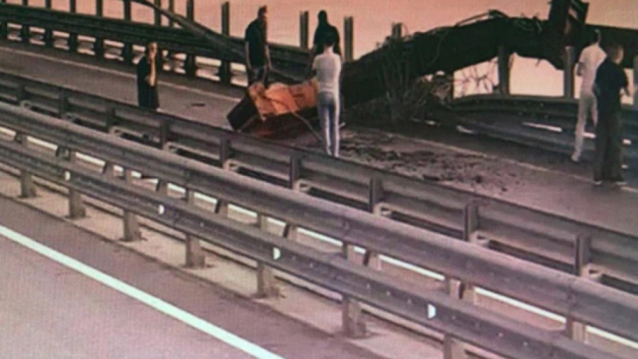 Προκαλούν οι Ουκρανοί τρομοκράτες: Χτύπησαν τη γέφυρα της Κριμαίας με υποβρύχιο drone - Προηγήθηκε κατασκοπευτική πτήση ΗΠΑ