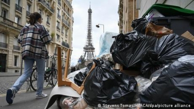 Γαλλία: Τόνοι σκουπιδιών και διαιτησία για τις συντάξεις